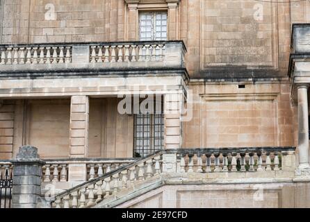 Mittelalterliche Maltesische Architektur. Blick auf EINE Gebäudefassade mit hohen Fenstern und Balkonen Stockfoto