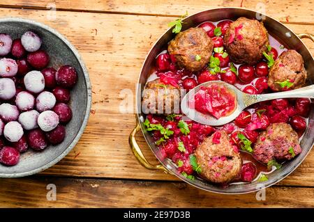 Köstliche Kufta oder Lammfleischbällchen in Kirschsauce Stockfoto