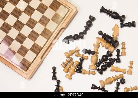 Chees Holz in weißem Hintergrund Stockfoto