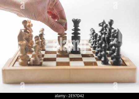 Schönes Mädchen spielen Schach Stockfoto