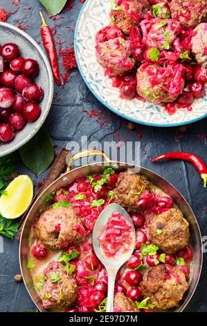 Köstliche Kufta oder Lammfleischbällchen in Kirschsauce Stockfoto