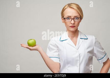 Ernährungsberater Arzt gesunde Lebensweise Konzept - Holding Bio frisch grün apfel Stockfoto