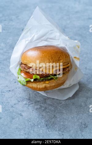 Vegetarischer Bohnenburger mit Brioche-Brot Nahaufnahme. Bereit zum Essen. Gesundes Fast Food. Stockfoto