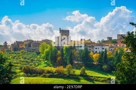 Castellina in Chianti Dorfansicht im Herbst. Toskana, Italien. Europa. Stockfoto