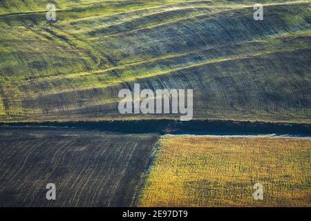 Toskana abstrakte Landschaft, sanfte Hügel und grüne Felder am Morgen. Siena, Italien, Europa Stockfoto