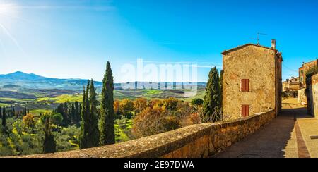 Pienza Dorf Gehweg entlang der Mauern und Landschaft. Amiata Montierung im Hintergrund. Toskana, Siena, Italien. Stockfoto