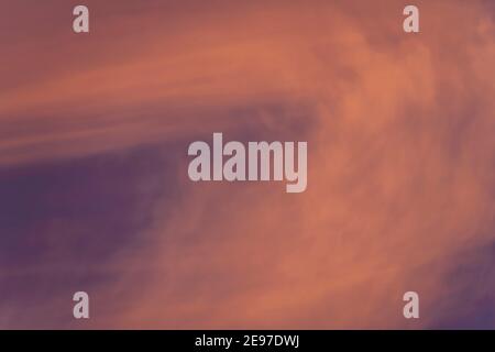 Wolke am Himmel bei Sonnenuntergang Textur Hintergrund. Abstrakte Rot-, Orange- und Lila-Schattierungen. Echte hochauflösende Fotografie Stockfoto