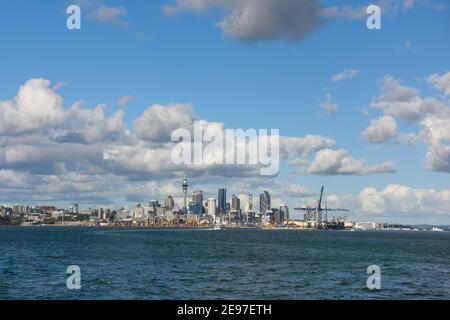 Auckland. 29th Dez 2020. Das Foto vom 29. Dezember 2020 zeigt den Blick auf Auckland, Neuseeland. Die Arbeitslosenquote Neuseelands sank auf 4,9 Prozent im Dezember 2020 Quartal, von 5,3 Prozent im September 2020 Quartal, sagte die Statistikabteilung Stats NZ am Mittwoch. Die Arbeitslosenquote im letzten Quartal von 5,3 Prozent folgte dem größten Anstieg beobachtet in einem einzigen Quartal seit der Serie begann im Jahr 1986, Stats NZ sagte. UM MIT "Neuseelands Arbeitslosenquote sinkt auf 4,9 Prozent im Dezemberquartal" zu GEHEN Kredit: Guo Lei/Xinhua/Alamy Live News Stockfoto