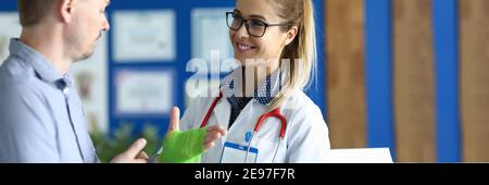 Nette Unterhaltung in der Klinik Stockfoto