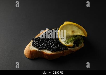 Köstliches Sandwich mit Kaviar auf schwarzem Hintergrund Stockfoto