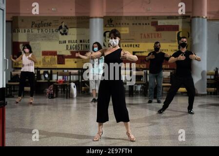 Buenos Aires, Argentinien. Januar 2021, 21st. Eugenia Martinez (m.), Tangolehrerin, zeigt eine Übung während eines Tangounterrichtete mit einer begrenzten Teilnehmerzahl. In der argentinischen Hauptstadt ist das Umarmen beim Tanzen von der Corona verboten. Deshalb konzentriert sich die Klasse auf die Tanztechnik", erklärt Martinez. Inmitten der Pandemie fragen sich viele Argentinier, wann es möglich sein wird, den Tango mit Fremden wieder zu tanzen. (To dpa 'Dangerous Couple dance: Corona Disput in Argentina's Tango scene' vom 03,02.2021) Credit: Alejo Manuel Avila/dpa/Alamy Live News Stockfoto