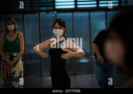 Buenos Aires, Argentinien. Januar 2021, 21st. Eugenia Martinez (m.), Tangolehrerin, zeigt eine Übung während eines Tangounterrichtete mit einer begrenzten Teilnehmerzahl. In der argentinischen Hauptstadt ist das Umarmen beim Tanzen von der Corona verboten. Deshalb konzentriert sich die Klasse auf die Tanztechnik", erklärt Martinez. Die Regierung der Hauptstadt hat ein Protokoll für Tango-Klassen eingerichtet. Tango-Abende dürfen jedoch noch nicht stattfinden. (To dpa 'Dangerous Couple dance: Corona Disput in Argentina's Tango scene' vom 03,02.2021) Credit: Alejo Manuel Avila/dpa/Alamy Live News Stockfoto