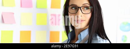 Hübsche Dame im Büro Stockfoto