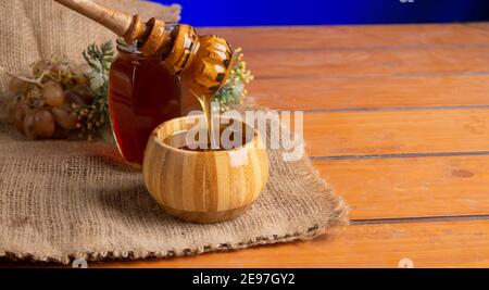 Honig mit Tropf auf Küchentisch Stoff Draufsicht. Stockfoto