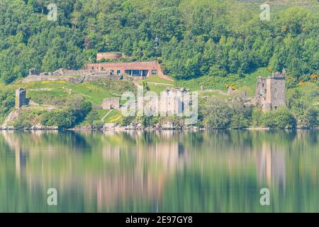 Urquhart Castle am Loch Ness von der Südseite mit Still loch Stockfoto