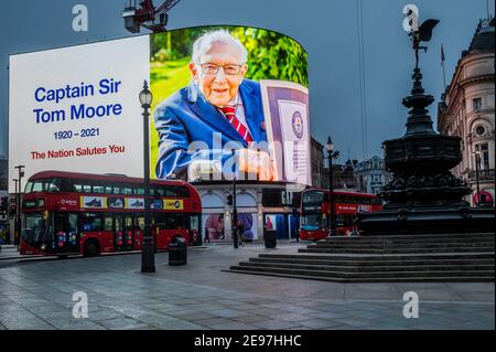 London, Großbritannien. Februar 2021, 3rd. Eine Hommage an den verstorbenen Kapitän Sir Tom Moore auf den Piccadilly Lights - er starb gestern im Alter von 100 Jahren, nachdem er über £30m für den NHS gesammelt. Die dritte „Sperre“ für die Coronavirus-Pandemie (Covid 19) in London wird fortgesetzt. Kredit: Guy Bell/Alamy Live Nachrichten Stockfoto