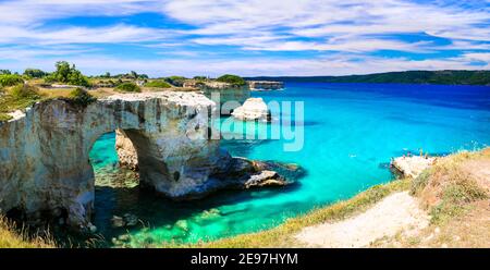 Schöne Meereslandschaft in Apulien. Italien. 'Torre di Sant Andrea' - berühmter Strand mit Felsformationen in der Nähe von Otranto Stadt Stockfoto