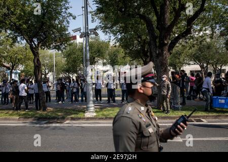 Thailand. 3rd Feb, 2021. Während eines Protestes des Myanmar Militärputsches vor dem ESCAP Gebäude der Vereinten Nationen in Bangkok, Thailand, am Mittwoch, 3. Februar 2021, in Bangkok, Thailand. Quelle: Andre Malerba/ZUMA Wire/Alamy Live News Stockfoto