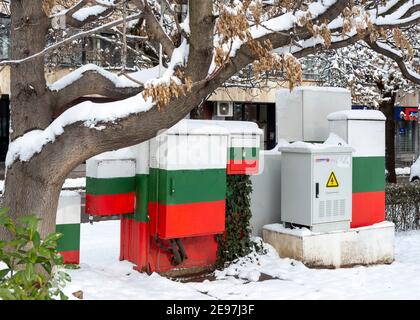 Power Box-Schränke in Weiß, Grün und Rot als bulgarische Nationalflaggenfarben in Sofia Bulgarien Osteuropa EU im Winter. Stockfoto