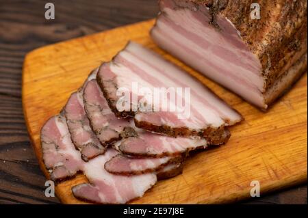 Geräucherter Brisket auf einem Holzbrett geschnitten. Nahaufnahme, selektiver Fokus. Stockfoto