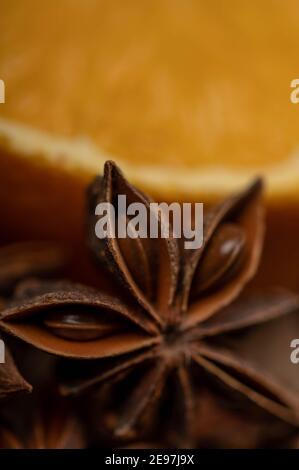 Eine halbe Orange und ein Sternanis auf einem Holztisch. Nahaufnahme, selektiver Fokus. Stockfoto