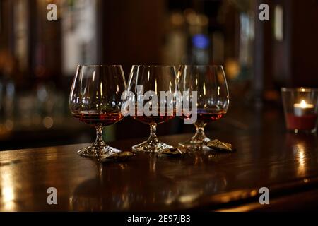 Whiskey Cognac-Gläser in einer stimmungsvollen Bar-Szene Stockfoto