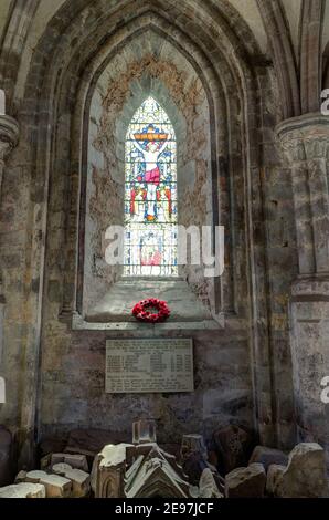 Dore Abbey Interior, eine ehemalige Zisterzienserabtei, jetzt Pfarrkirche, Golden Valley, Herefordshire: Glasfenster über dem WW1 Denkmal Stockfoto