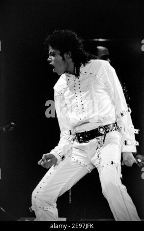 ROTTERDAM, NIEDERLANDE - JUN 05,1988: Michael Jackson live auf der Bühne in Rotterdam während seiner ‘Bad World Tour’. Stockfoto