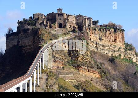 2/2/2021 - Civita ist ein Weiler von 11 Einwohnern der Gemeinde Bagnoregio, in der Provinz Viterbo, in Latium, Teil der schönsten Dörfer in Italien, jedes Jahr sinkt mehr und Civita di Bagnoregio hat auch den Spitznamen der Stadt, die stirbt. Aus diesem Grund wurde das Dorf von der UNESCO als Weltkulturerbe für 2022 eingestuft, für seine Kulturlandschaft von außerordentlicher Bedeutung Civita ist ein Bruchteil von 11 Einwohnern in der Gemeinde Bagnoregio, in der Provinz Viterbo, in Latium, Teil der schönsten Dörfer Italiens, jedes Jahr sinkt es mehr und Civita Stockfoto