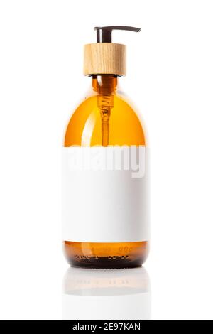 Braune Glas-Pumpspender-Flasche für Kosmetika, weißes Etikett mit Platz für Text, isoliert auf weiß. Bad Accessoire, Beauty Produktverpackung Stockfoto