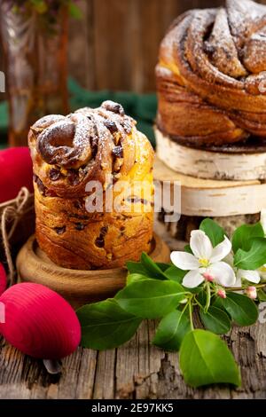 Osterkuchen Kraffin. Kraffine mit Rosinen, kandierten Früchten und Mohn, mit Puderzucker bestreut. Nahaufnahme von hausgemachtem Kuchen. Cruffin. Stockfoto