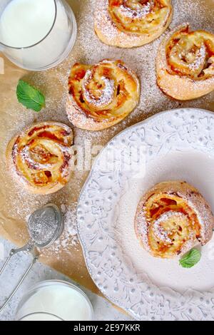 Süßes Blätterteig als Snack und Frühstück für Erwachsene und Kinder. Gesunde Ernährung. Draufsicht. Stockfoto