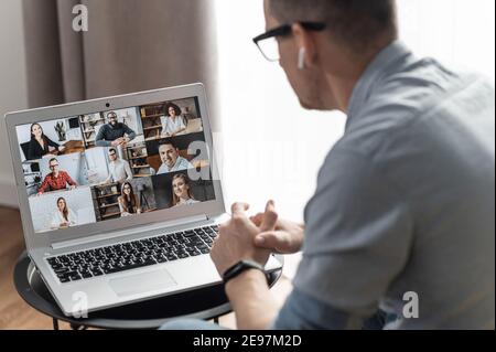 Geschäftstreffen in der Ferne. Geschäftsmann im Gespräch mit einem Partner, über die Lösung von Aufgaben und Strategie der Entwicklung zu diskutieren. Ein multirassisches Team Stockfoto