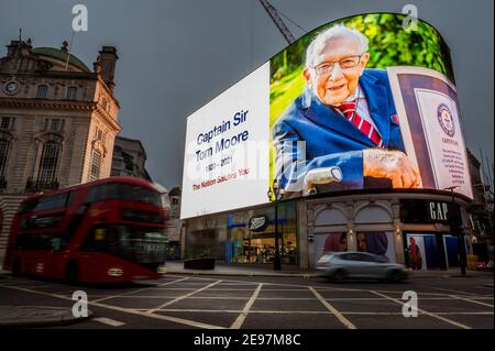 London, Großbritannien. Februar 2021, 3rd. Eine Hommage an den verstorbenen Kapitän Sir Tom Moore auf den Piccadilly Lights - er starb gestern im Alter von 100 Jahren, nachdem er über £30m für den NHS gesammelt. Die dritte „Sperre“ für die Coronavirus-Pandemie (Covid 19) in London wird fortgesetzt. Kredit: Guy Bell/Alamy Live Nachrichten Stockfoto