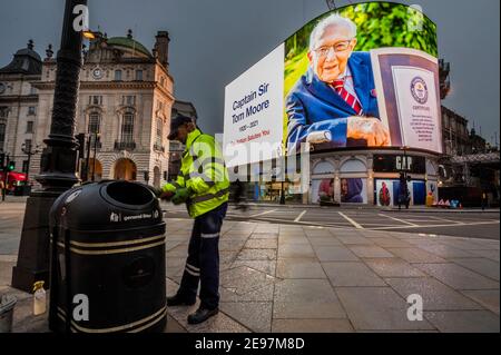 London, Großbritannien. Februar 2021, 3rd. Eine Hommage an den verstorbenen Kapitän Sir Tom Moore auf den Piccadilly Lights - er starb gestern im Alter von 100 Jahren, nachdem er über £30m für den NHS gesammelt. Die dritte „Sperre“ für die Coronavirus-Pandemie (Covid 19) in London wird fortgesetzt. Kredit: Guy Bell/Alamy Live Nachrichten Stockfoto