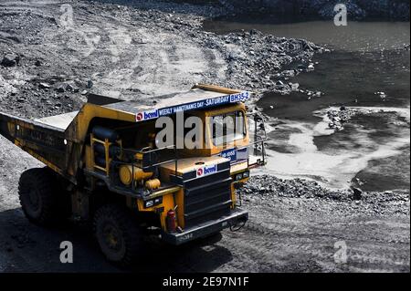 INDIEN Dhanbad, Tagebau von BCCL Ltd ein Unternehmen VON KOHLE INDIEN, große BEML Dumper für Kohletransport aus der Mine / INDIEN Dhanbad , offener Kohle Tagebau von BCCL Ltd. Ein Tochterunternehmen von Coal India Stockfoto