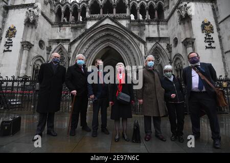 (Von links nach rechts) Mark Turnbull, Terry Renshaw, Harry Chadwick, Eileen Turnbull, John McKinsie Jones mit Frau Rita McKinsie Jones und Rechtsanwalt Jamie Potter vor den Royal Courts of Justice, London, vor einer Anhörung vor dem Berufungsgericht für das sogenannte "Shrewsbury 24". 14 Mitglieder versuchen, ihre Verurteilungen für Straftaten, die während der Streikposten von Baustellen in Shrewsbury während des nationalen Baustreiks von 1972 entstanden sind, umzukehren. Bilddatum: Mittwoch, 3. Februar 2021. Stockfoto