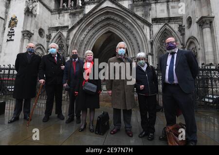 (Von links nach rechts) Mark Turnbull, Terry Renshaw, Harry Chadwick, Eileen Turnbull, John McKinsie Jones mit Frau Rita McKinsie Jones und Rechtsanwalt Jamie Potter vor den Royal Courts of Justice, London, vor einer Anhörung vor dem Berufungsgericht für das sogenannte "Shrewsbury 24". 14 Mitglieder versuchen, ihre Verurteilungen für Straftaten, die während der Streikposten von Baustellen in Shrewsbury während des nationalen Baustreiks von 1972 entstanden sind, umzukehren. Bilddatum: Mittwoch, 3. Februar 2021. Stockfoto