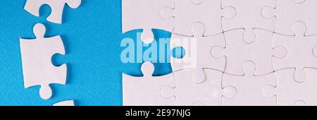 Gefaltet weiß Puzzle blauen Hintergrund Geschäft Stockfoto