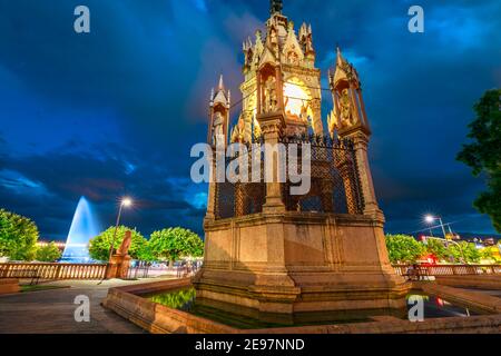 Brunswick Monument in Jardin des Alpes, ein Mausoleum aus dem Jahr 1879. Jet d'Eau Brunnen, Symbol der Stadt, in Lake Leman auf dem Hintergrund. Genf in Stockfoto