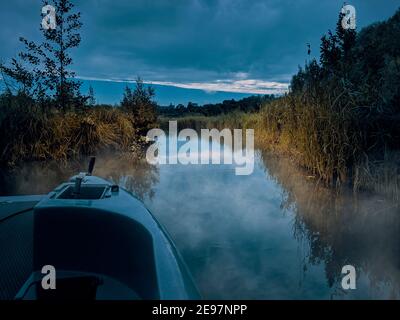 Fluss bei Arundel WWT Feuchtgebiete und Wildfowl Center / Naturschutzgebiet bei Nacht. West Sussex, England, Großbritannien Stockfoto