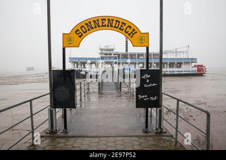 Rheinflut in Wesel am Niederrhein am 2. Februar 2021, das Ausflugsboot der Lady am Anlegesteg, Nordrhein-Westfalen, Deutschland. Stockfoto