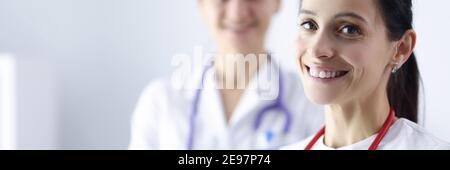 Zwei lächelnde Ärzte in der Arztpraxis Nahaufnahme Stockfoto