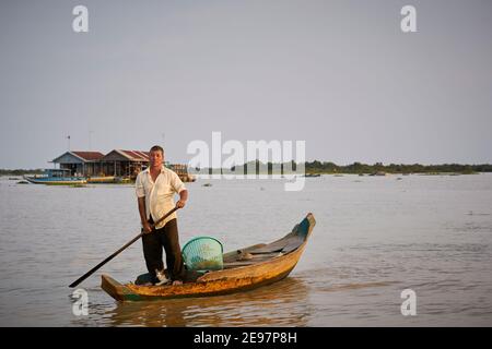 Ein Vietnamesischer Mann auf Tonlé SAP See mit seiner Katze. Stockfoto