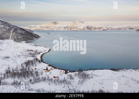 Schneebedeckte Berge in der Nähe von Kvaloya im Norden Norwegens. Stockfoto