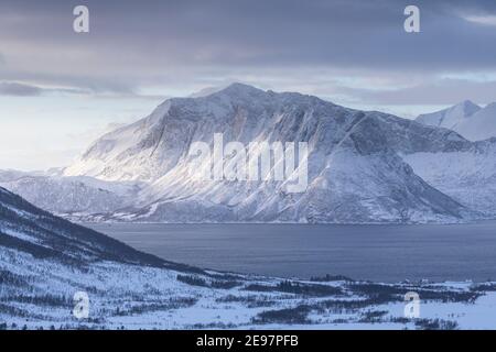 Schneebedeckte Berge in der Nähe von Stonglandseidet auf der Insel Senja, Norwegen. Stockfoto