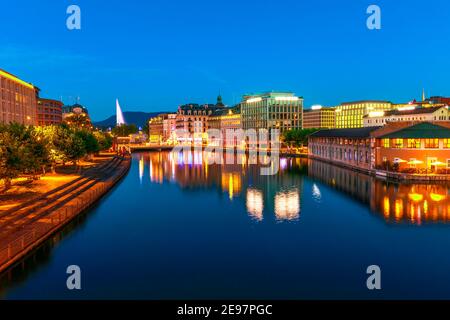 Herrliche Aussicht auf Genf in der Schweiz am Abend. Jet d'Eau Brunnen und Skyline der Stadtlandschaft von pont de la Coulouvreniere reflektiert auf der Rhone Fluss Stockfoto