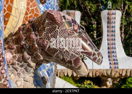 Brunnen mit dem Schlangenkopf, Park Güell, Barcelona, Katalonien, Spanien Stockfoto