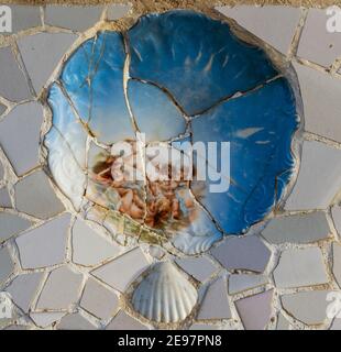 Detail der Mosaik Gaudís in der Bank im Park Güell, Barcelona, Katalonien, Spanien Stockfoto