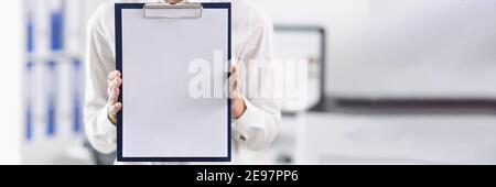 Geschäftsmann hält klebold mit weißem leerem Blatt. Stockfoto